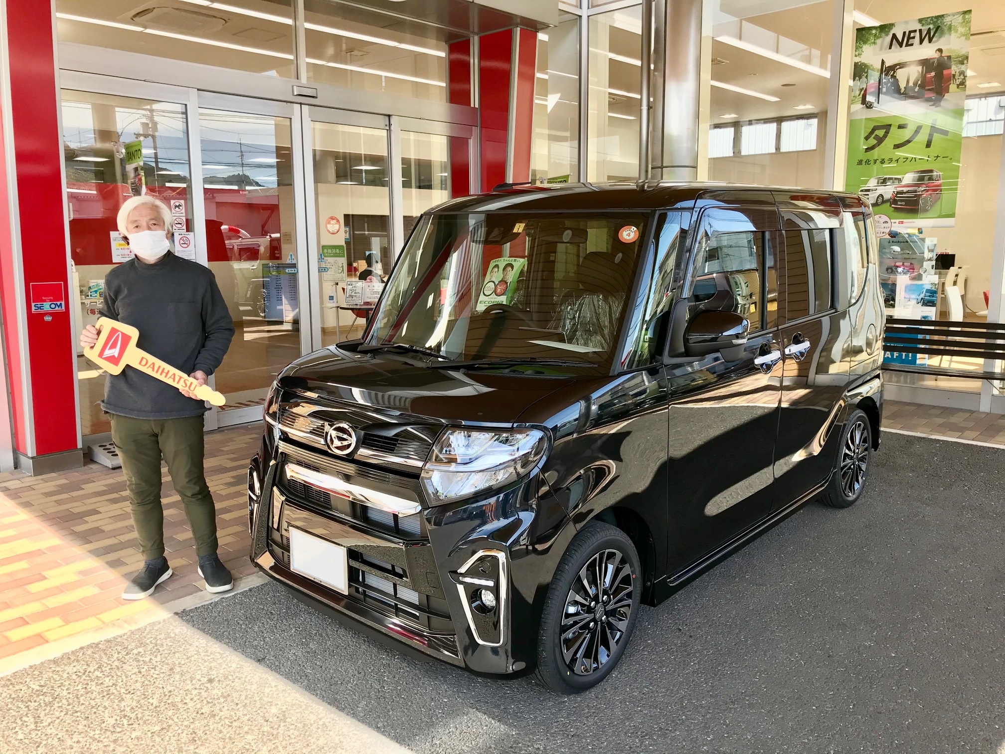 納車セレモニー タントカスタム御納車おめでとうございます 高知ダイハツ販売株式会社 納車セレモニー タントカスタム御納車おめでとうございます 高知ダイハツ販売株式会社